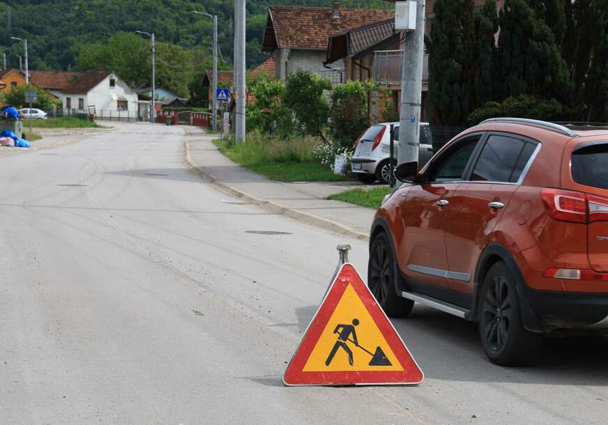 Debeljaci šaht na sred puta