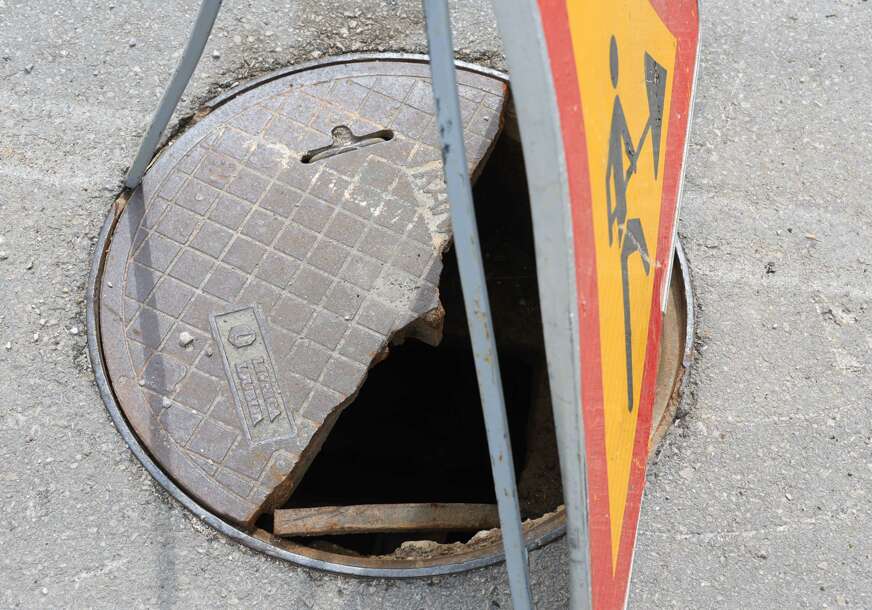Debeljaci šaht na sred puta