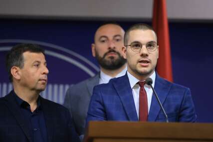 (FOTO) "Šta je sljedeće, možda da nas izvedu pred streljački vod" Vučinić osudio paljenje automobila Vukanovića, pozvao narod da USTANE