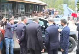 (VIDEO) "Uzećemo mi ovo, je l’ može?" Milorad Dodik na Јahorini isprobao "Cybertruck" kompanije Tesla