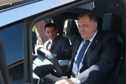 (VIDEO) "Uzećemo mi ovo, je l’ može?" Milorad Dodik na Јahorini isprobao "Cybertruck" kompanije Tesla