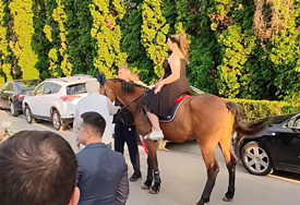 (VIDEO) Spektakl u dolasku: Dunja na proslavu mature STIGLA JAŠUĆI KONJA, svi pogledi bili su uprti u nju i njenog djeda