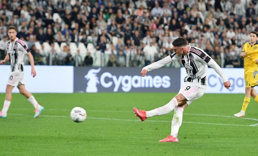 Dušan Vlahović postiže gol za Juventus