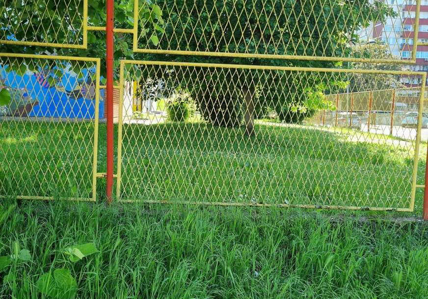 (FOTO) Još jedna BRUKA GRADA: Dvorište javnog vrtića „Nataša“ ZARASLO U TRAVU, bog zna GDJE SE DJECA IGRAJU