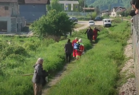 (VIDEO) UŽAS U BiH Ženu udario voz dok je prelazila prugu