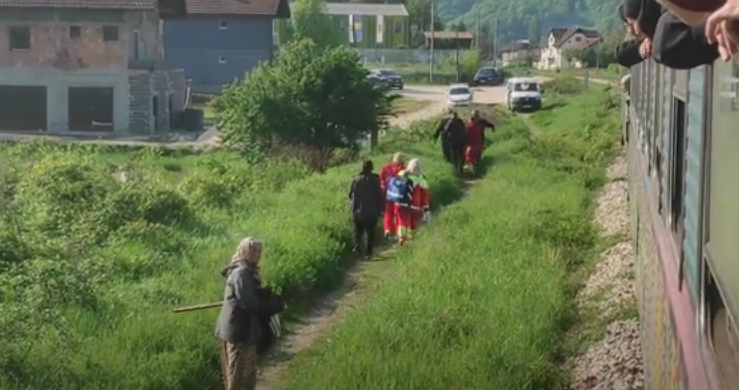 (VIDEO) UŽAS U BiH Ženu udario voz dok je prelazila prugu