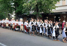 (FOTO) MALI ČUVARI TRADICIJE Međunarodni festival "Đeram" okupio 250 djece u Prnjavoru