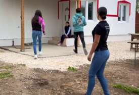 (VIDEO, FOTO) SINOĆ PO PRVI PUT ZASPAO BEZBRIŽNO Aleksandar (17) živio u trošnoj kući bez vrata, brinuo je o bolesnoj majci i sestri