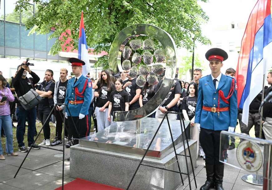 Goran Selak, spomenik 12 beba, polaganje vijenaca