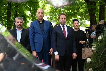 (FOTO) "VJEČNA OPOMENA" Selak položio cvijeće na spomenik "12 beba" u Banjaluci