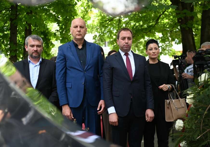 Goran Selak, spomenik 12 beba, polaganje vijenaca