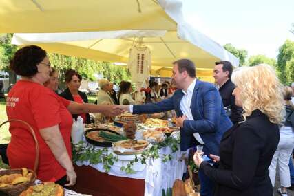 (FOTO) Selak posjetio “Zdravofest” u Gradišci: Ekipa SPS takmičila se u pripremi LOVAČKOG KOTLIĆA