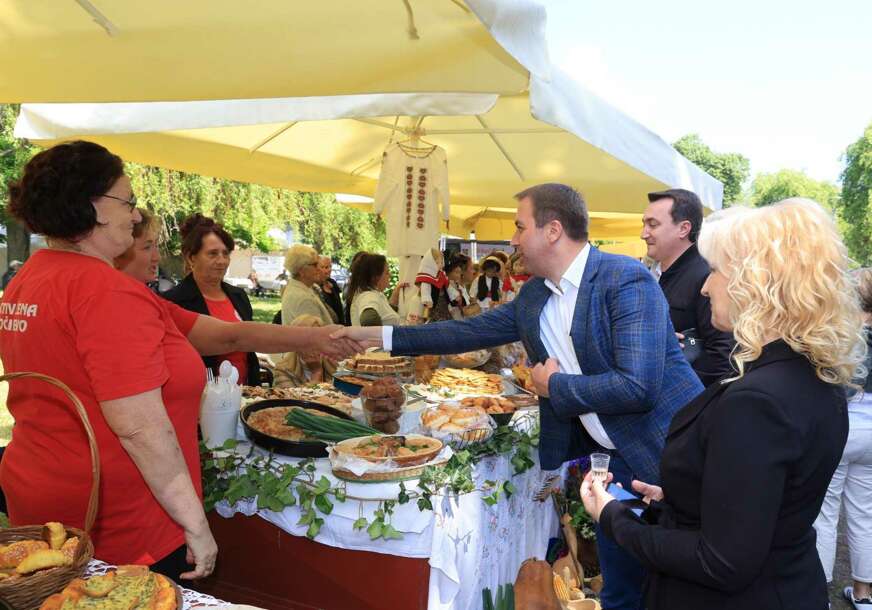 (FOTO) Selak posjetio “Zdravofest” u Gradišci: Ekipa SPS takmičila se u pripremi LOVAČKOG KOTLIĆA