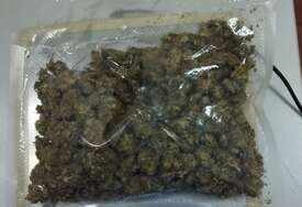 (FOTO) Detalji akcije "Paradoks" u Prijedoru: Uhapšene 3 osobe ZBOG DROGE, u pretresima pronađeni kokain, marihuana i spid