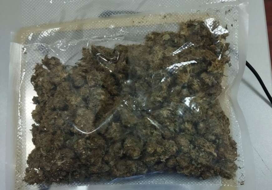 (FOTO) Detalji akcije "Paradoks" u Prijedoru: Uhapšene 3 osobe ZBOG DROGE, u pretresima pronađeni kokain, marihuana i spid