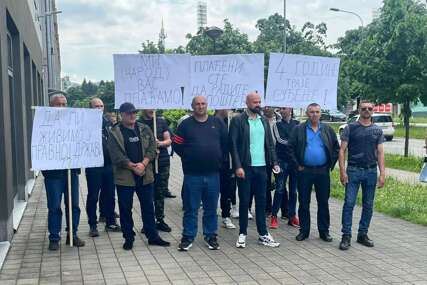 "Pravosuđe ne radi svoj posao" Zbog spora koji traje 4 godine, ODRŽAN PROTEST ispred Okružnog privrednog suda u Banjaluci