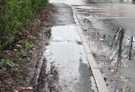 (FOTO) Bahati vozači, oštećeni trotoari, ULICA PUNA VODE: Građani upozoravaju na KATASTROFALNO STANJE saobraćajnica u ovom dijelu Banjaluke
