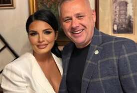 (FOTO) Svi gledaju u njen BUJNI DEKOLTE: Igor Jurić javno čestitao rođendan Mileni Popović pa otkrio kako joj tepa