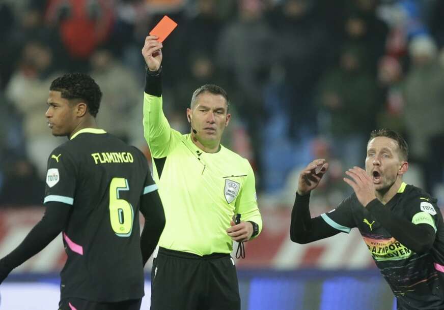 Ištvan Kovač pokazuje crveni karton
