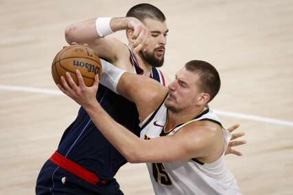 (VIDEO) Nikola Jokić "popio" 2 banane: Dominirao u prvom poluvremenu, a onda je Hrvatu odao priznanje