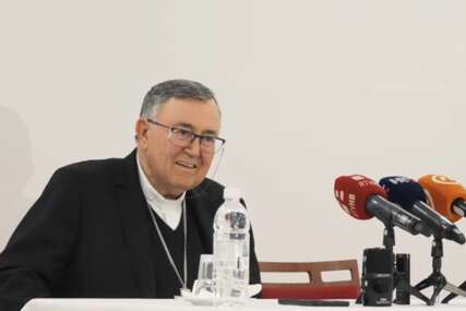(VIDEO) "NE OSTAVLJA PROSTORA ZA ZLOBNE JEZIKE " Kardinal Puljić nakon povratka iz Vatikana u BiH govorio o papi Lavu XIV