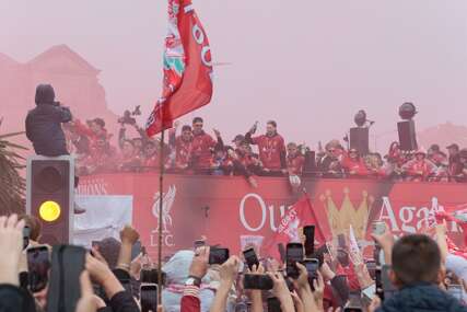 (VIDEO) Liverpul obojen u crveno: U vitrinama 52 trofeja, sezonu obilježili Slot i Salah