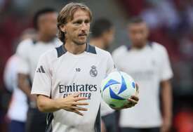 (FOTO) “Nisam želio da ovaj dan dođe, ali TAKAV JE FUDBAL” Luka Modrić se obratio navijačima poslije rastanka s Real Madridom