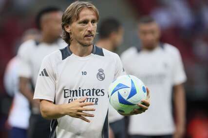 (FOTO) “Nisam želio da ovaj dan dođe, ali TAKAV JE FUDBAL” Luka Modrić se obratio navijačima poslije rastanka s Real Madridom