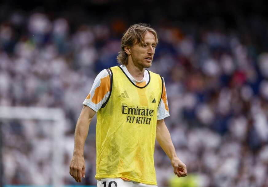 Luka Modrić se zagrijava uoči utakmice