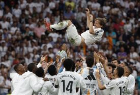 (VIDEO) Luka Modrić se u suzama oprostio od navijača: Veče nabijeno emocijama na stadionu Real Madrida