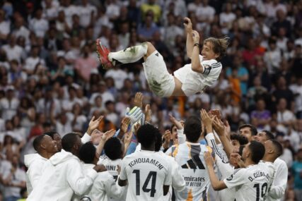 (VIDEO) Luka Modrić se u suzama oprostio od navijača: Veče nabijeno emocijama na stadionu Real Madrida