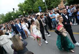 (VIDEO, FOTO) Defile MLADOSTI I LJEPOTE: Maturanti Elektrotehničke škole ulaze u noć koju će PAMTITI DO KRAJA ŽIVOTA