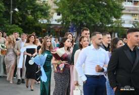 (FOTO) Zatvorili školsko poglavlje uz osmijeh i ponos: Maturanti Ekonomske i Srednje muzičke škole u Bijeljini proslavili matursko veče
