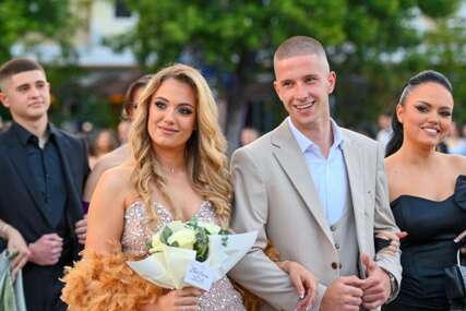 (FOTO) Zatvorili školsko poglavlje uz osmijeh i ponos: Maturanti Ekonomske i Srednje muzičke škole u Bijeljini proslavili matursko veče
