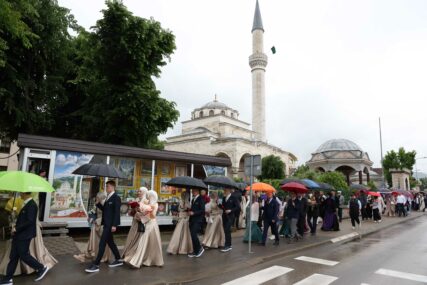 (VIDEO, FOTO) Dan i veče koji se pamte: Vrijeme je MATURSKIH PROSLAVA u Banjaluci, prvi prošetali MATURANTI MEDRESE