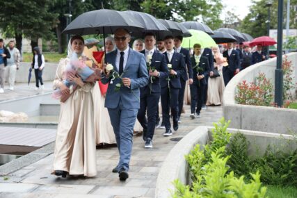 (FOTO) Njen stav odražava SNAGU, PONOS I PRKOS: Maturantkinja Halima iz Sjenice haljinom i jednim detaljem poslala snažnu poruku svijetu