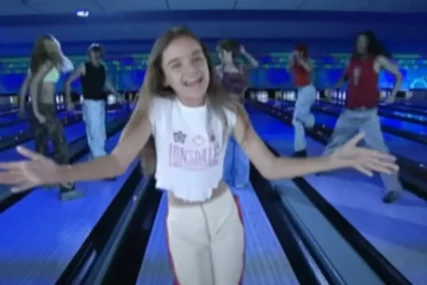 POVUKLA SE SA SCENE, PA JE PROGLASILI MRTVOM Djevojčica sa slike je zvijezda Evrovizije 2025, prijeti joj DISKVALIFIKACIJA, evo ko je ona
