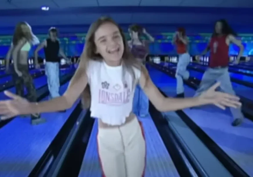 POVUKLA SE SA SCENE, PA JE PROGLASILI MRTVOM Djevojčica sa slike je zvijezda Evrovizije 2025, prijeti joj DISKVALIFIKACIJA, evo ko je ona