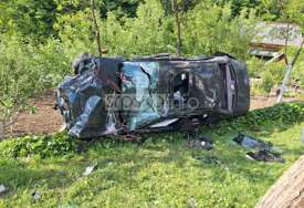 (FOTO) Mirnu noć prekinuo udar: Automobilom se ZABIO U PORODIČNU KUĆU, samo čudom niko nije stradao