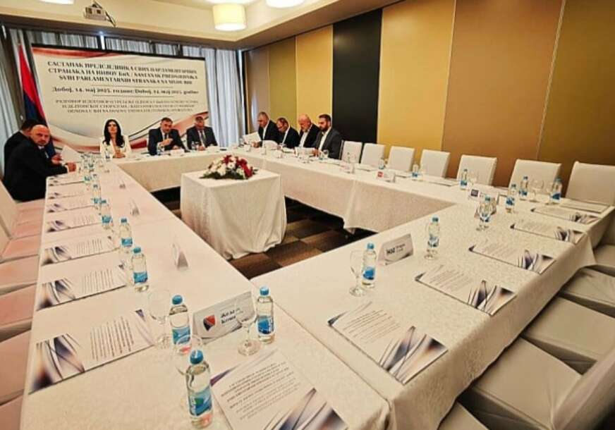(FOTO) PRIZORI IZ SALE GOVORE VIŠE OD RIJEČI Na Dodikovom sastanku niko se NIJE POJAVIO, osim Stevandića i njegovih stranačkih saradnika