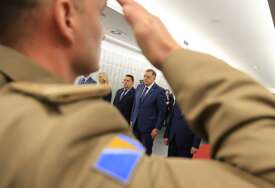 (VIDEO, FOTO) IZIGNORISALI HELEZA Dodik, Višković i Stevandić stigli u kasarnu "Kozara"