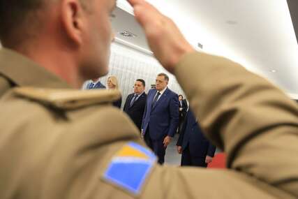(VIDEO, FOTO) IZIGNORISALI HELEZA Dodik, Višković i Stevandić stigli u kasarnu "Kozara"