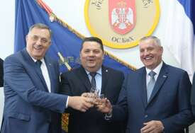 (FOTO) OSMIJEH ZA HELEZA Dodik, Stevandić i Višković u kasarni "Kozara" UPRKOS ZABRANI ministra odbrane BiH, PALA I ZDRAVICA