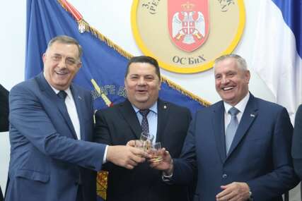 (FOTO) OSMIJEH ZA HELEZA Dodik, Stevandić i Višković u kasarni "Kozara" UPRKOS ZABRANI ministra odbrane BiH, PALA I ZDRAVICA