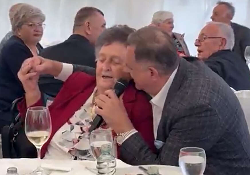 Milorad Dodik pjeva sa majkom