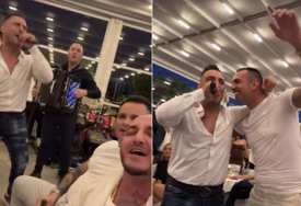 (VIDEO) LOM NA KRŠTENJU SINA MIRKA ŠIJANA Darko Lazić pjeva, braća Hofman ga grle, gosti povadili telefone i snimaju sve