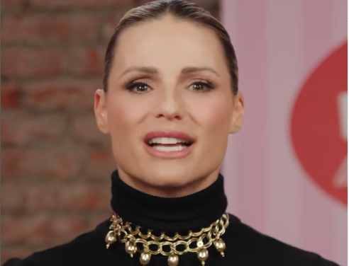 (FOTO) Sa majkom nije pričala 4 godine: Voditeljka Evrovizije rodila dijete pjevaču kog Srbi odlično znaju, PA UPALA U SEKTU "Mislila sam da sam demon"