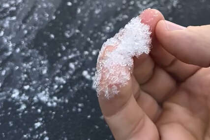 (VIDEO) OSVANULO LEDENO JUTRO Temperatura PALA NA -5 STEPENI, vozači STRUGALI MRAZ sa auta