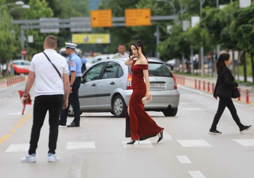 Defile mladosti i ljepote počinje: U Banjaluci pojačano prisustvo policije tokom maturskih svečanosti