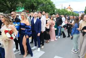(VIDEO, FOTO) S blistavim osmijehom i suzom u oku: I večeras se MLADOST okupila u centru Banjaluke, počela je još jedna MATURSKA ČAROLIJA